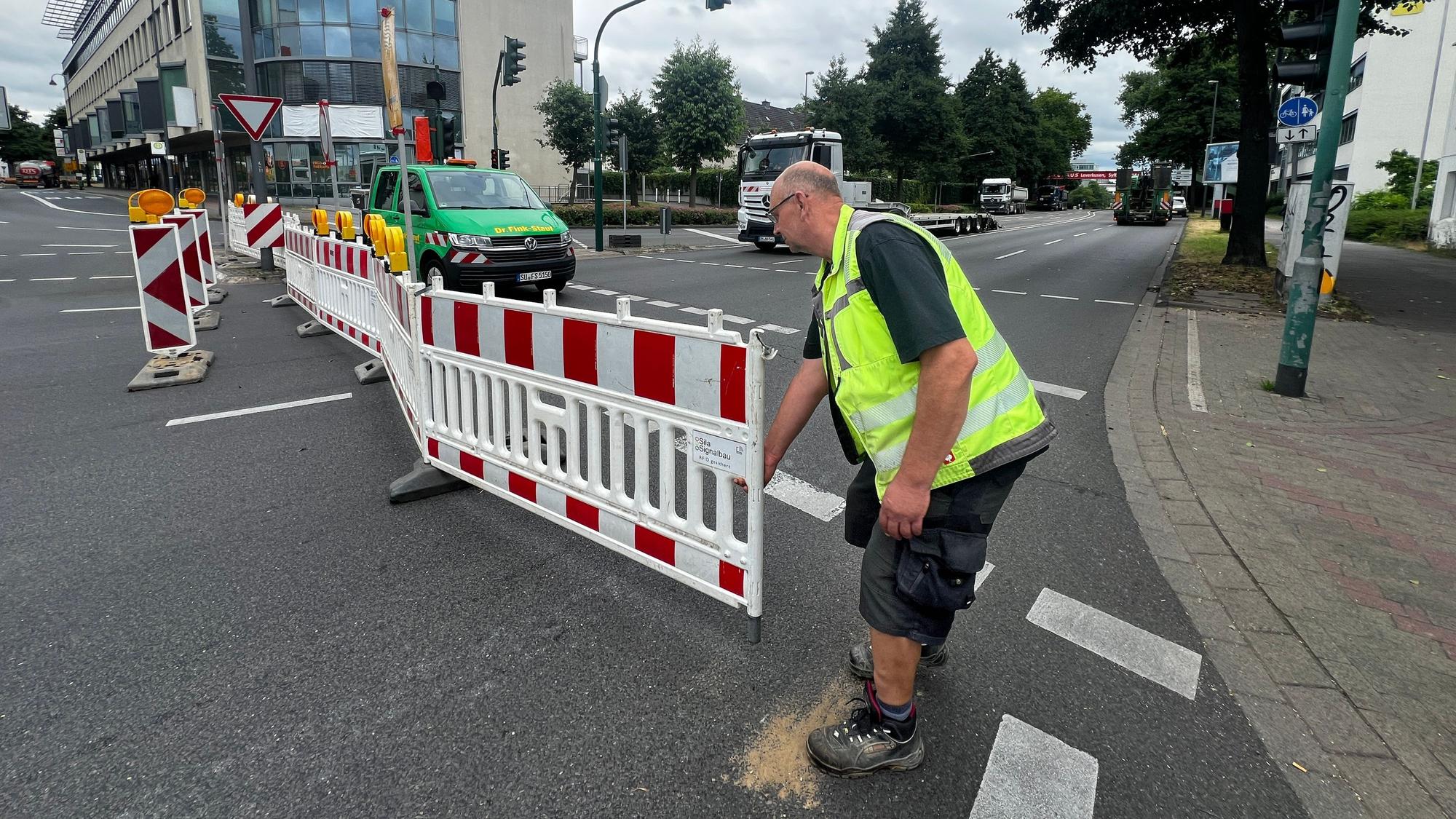 Arbeiter bereiten eine Europaring-Sperrung vor.