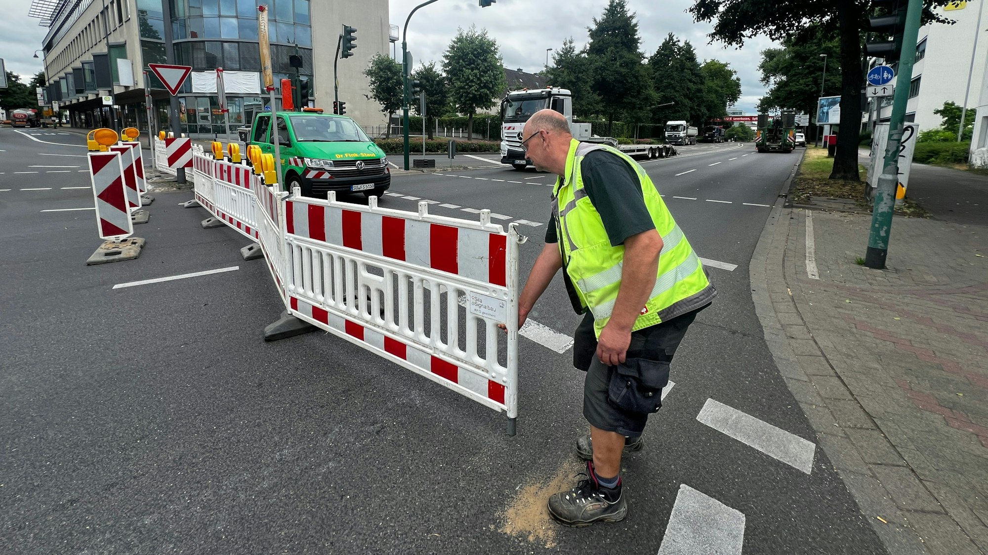 Arbeiter bereiten eine Europaring-Sperrung vor.