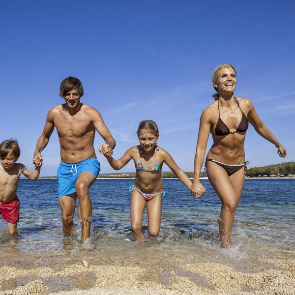 Familie im Sommerurlaub, beim Baden am Strand (model-released) Copyright: xMEVx ALLMVPC760705
Family in Summer vacation the bath at Beach Model released Copyright xMEVx ALLMVPC760705