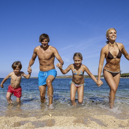 Familie im Sommerurlaub, beim Baden am Strand (model-released) Copyright: xMEVx ALLMVPC760705
Family in Summer vacation the bath at Beach Model released Copyright xMEVx ALLMVPC760705