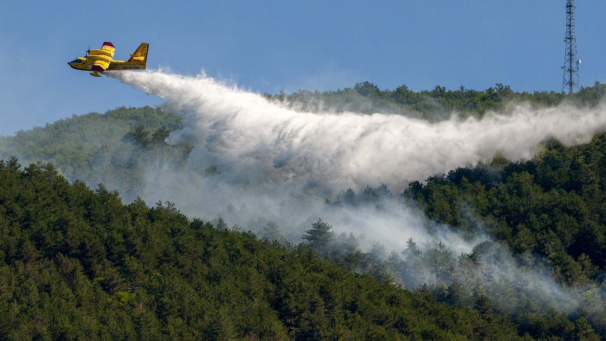 Löschflugzeuge sind auf Sardinien im Dauereinsatz.