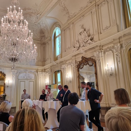 Oberbürgermeister-Kandidaten im Spiegelsaal von Schloss Morsbroich