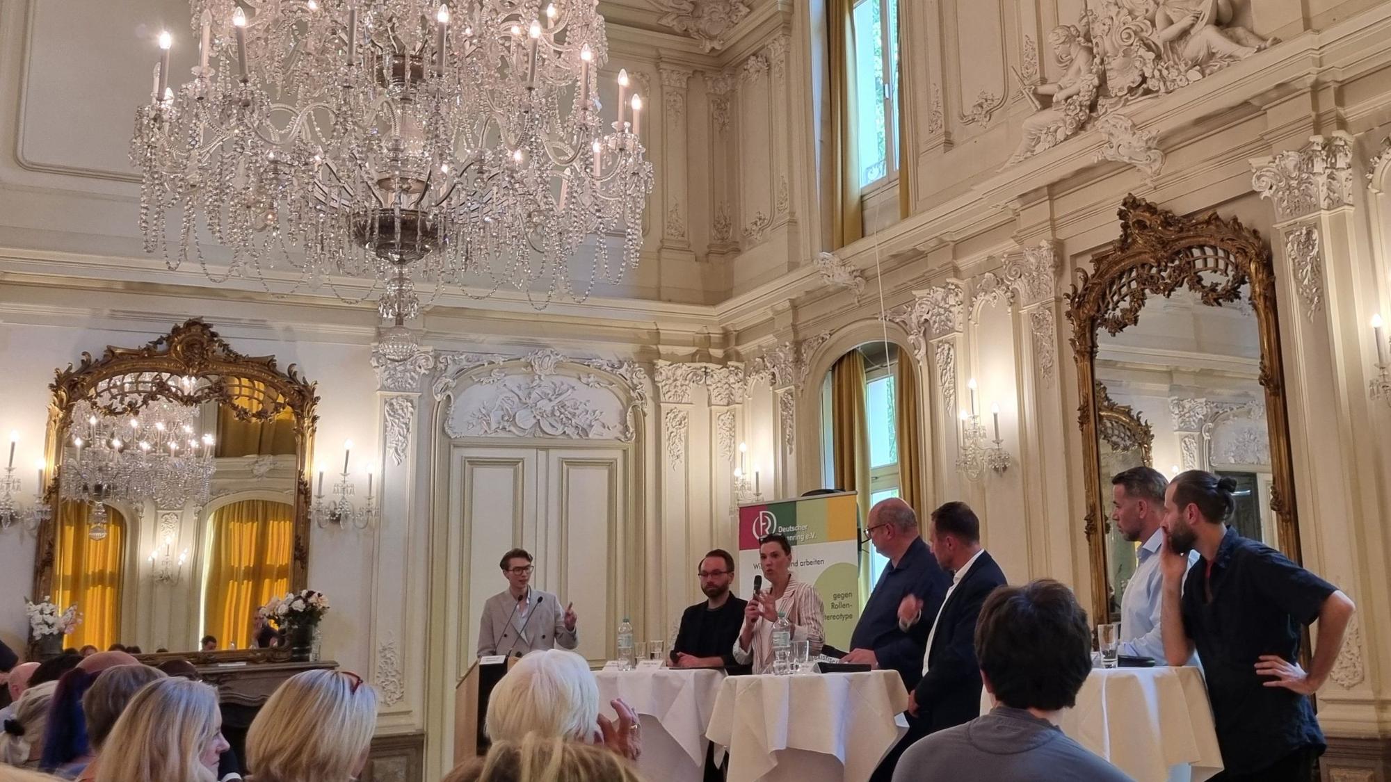 Oberbürgermeister-Kandidaten im Spiegelsaal von Schloss Morsbroich