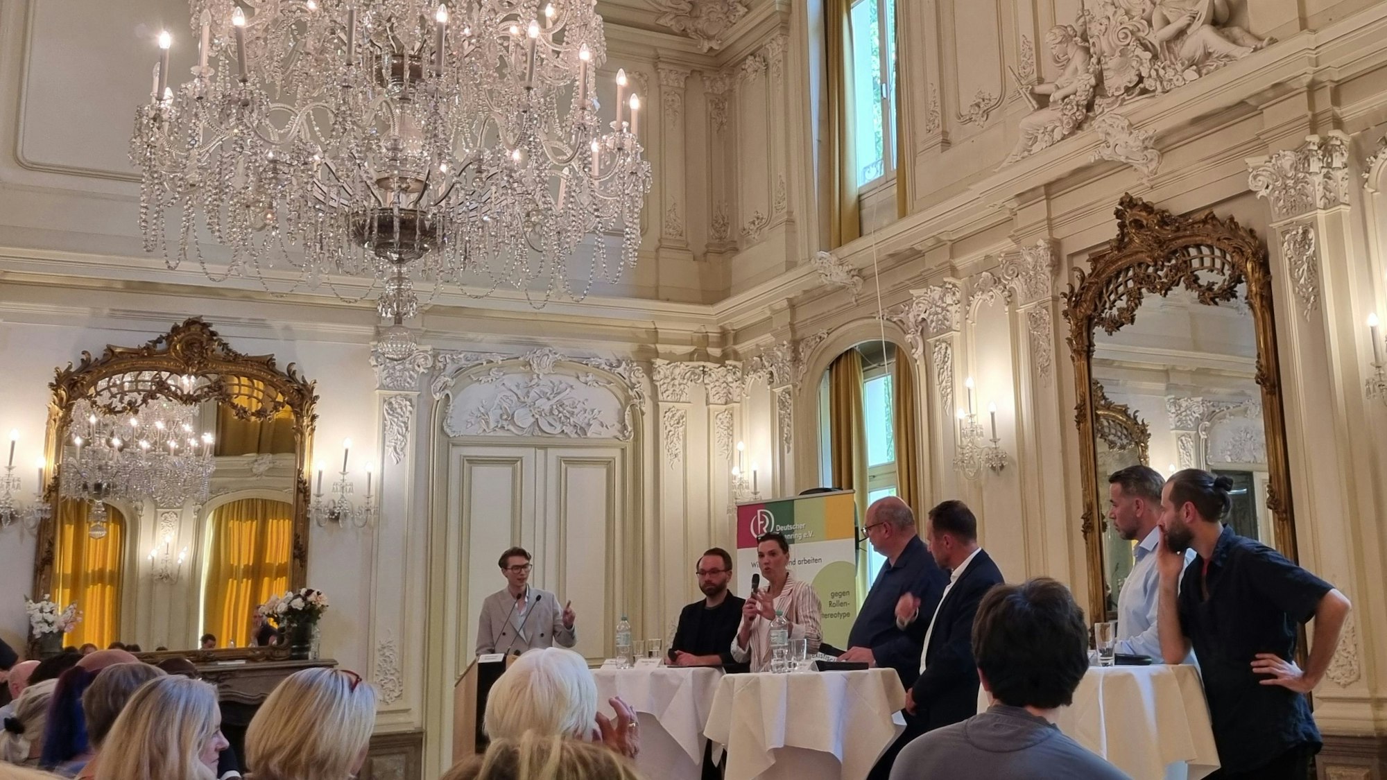 Oberbürgermeister-Kandidaten im Spiegelsaal von Schloss Morsbroich