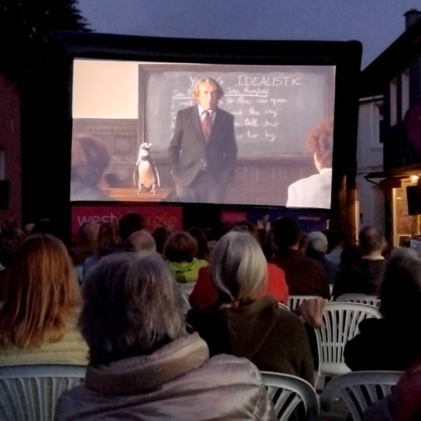Der Kirchplatz wird zum Kino: Nach dem Auftakt Der Pinguin meines Lebens am Freitag lief am Samstag Mamma Mia.