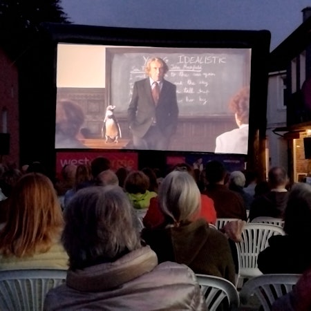 Der Kirchplatz wird zum Kino: Nach dem Auftakt Der Pinguin meines Lebens am Freitag lief am Samstag Mamma Mia.
