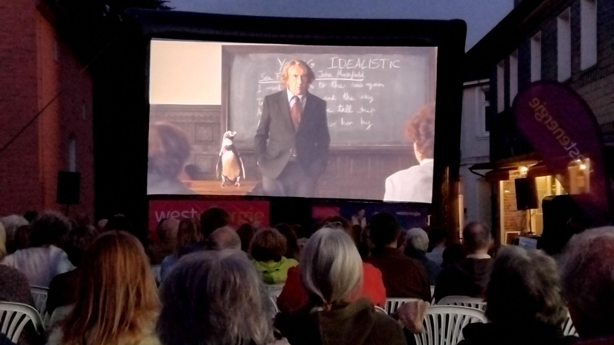 Der Kirchplatz wird zum Kino: Nach dem Auftakt Der Pinguin meines Lebens am Freitag lief am Samstag Mamma Mia.