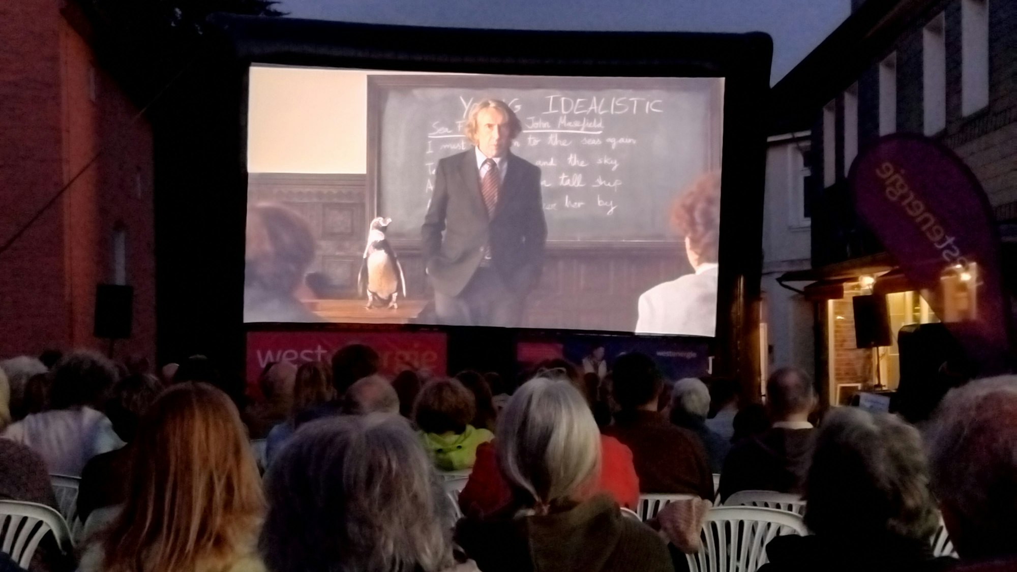 Der Kirchplatz wird zum Kino: Nach dem Auftakt Der Pinguin meines Lebens am Freitag lief am Samstag Mamma Mia.