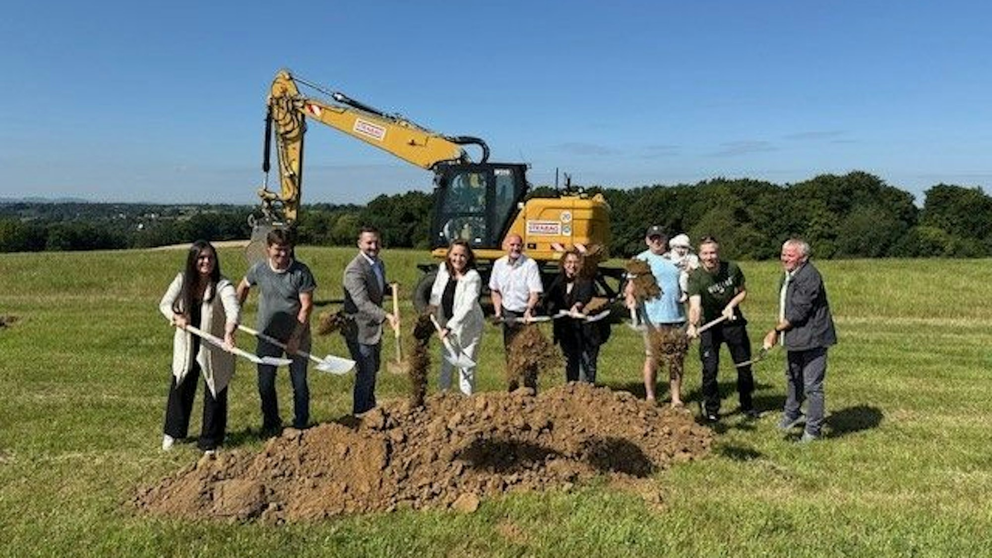 Spatenstich auf der Wiese in Eischeid Investor Daniel Schmitz (Dritter von links) und daneben Bürgermeisterin Nicole Berka.