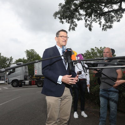 11.07.2025, Köln: Marcus Wassenberg von Ford hält eine kleine Pressekonferenz. Bei Ford wird die Entscheidung der US-Mutter verkündet, inwieweit die Belegschaft von 11.500 Menschen in Köln im Falle einer Insolvenz trotzdem mit Abfindungen abgesichert sind. Foto: Arton Krasniqi