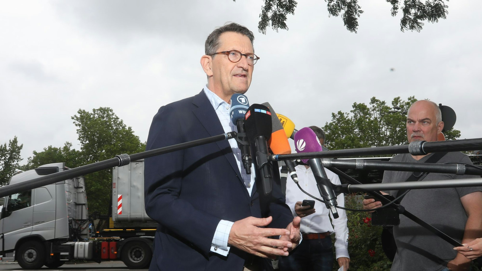 11.07.2025, Köln: Marcus Wassenberg von Ford hält eine kleine Pressekonferenz. Bei Ford wird die Entscheidung der US-Mutter verkündet, inwieweit die Belegschaft von 11.500 Menschen in Köln im Falle einer Insolvenz trotzdem mit Abfindungen abgesichert sind. Foto: Arton Krasniqi