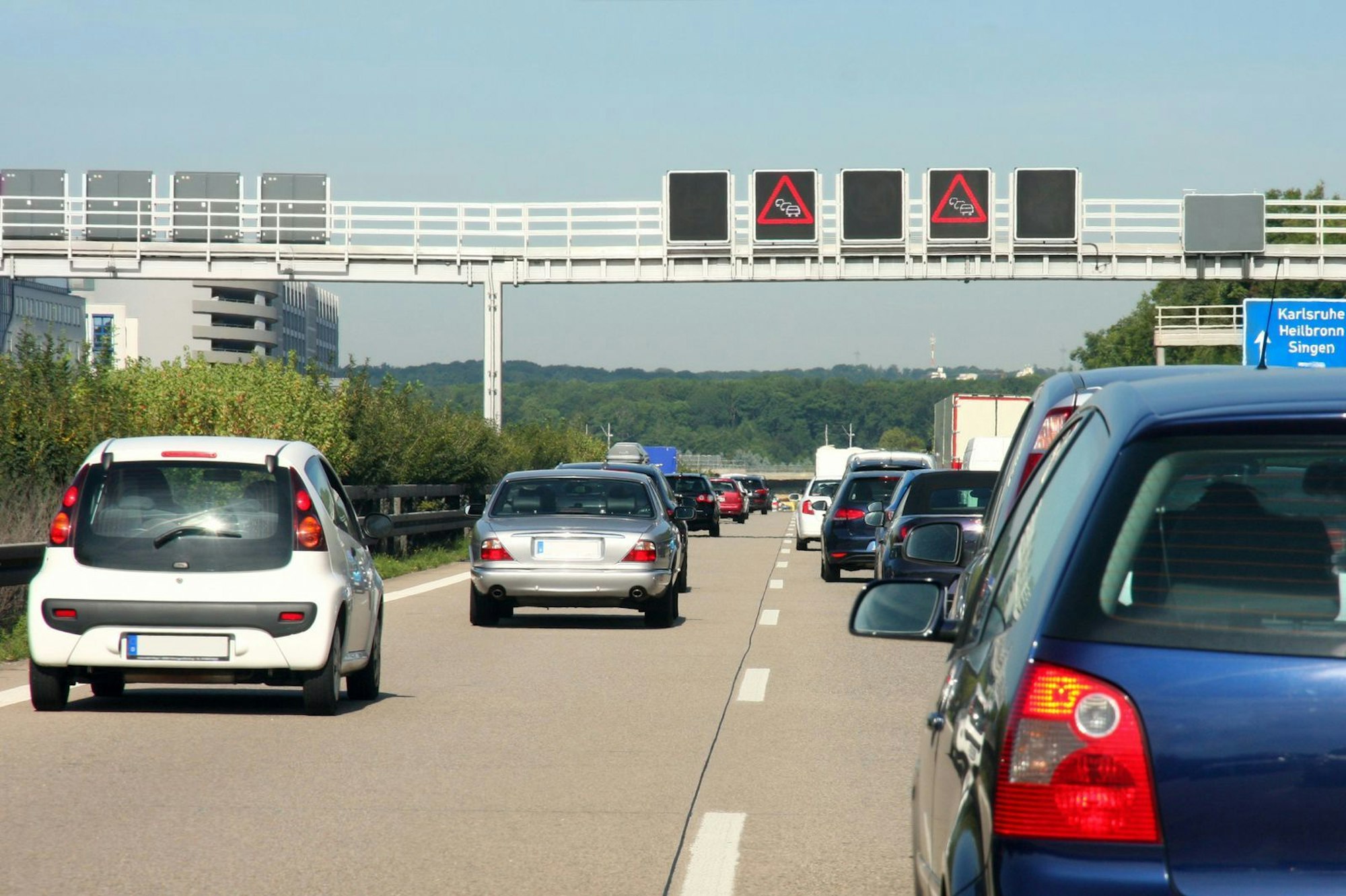 Drängeln, Schimpfen, Hupen - all das hilft wenig, wenn der Verkehr stockt. Leider gibt es dennoch viele Fahrer, die sich gerade dann, wenn der Verkehr ohnehin schon dicht und zäh ist, rücksichtslos verhalten und so alles noch schlimmer machen. Missachten des Reißverschlussverfahrens, zu nahes Auffahren oder unerlaubtes Befahren des Standstreifens sind nur ein paar Beispiele dafür. Nicht nur in solchen Situationen ist vorausschauendes Fahren angebracht.
(Bild: iStock/vladacanon)