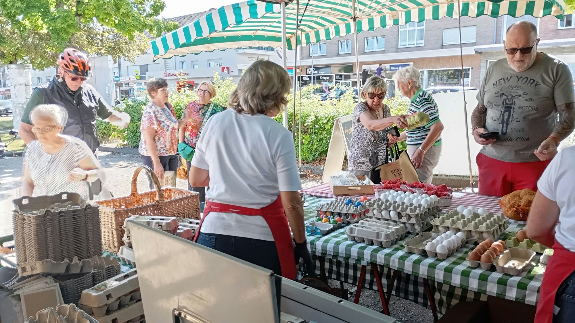 Das Foto zeigt einen Marktstand.