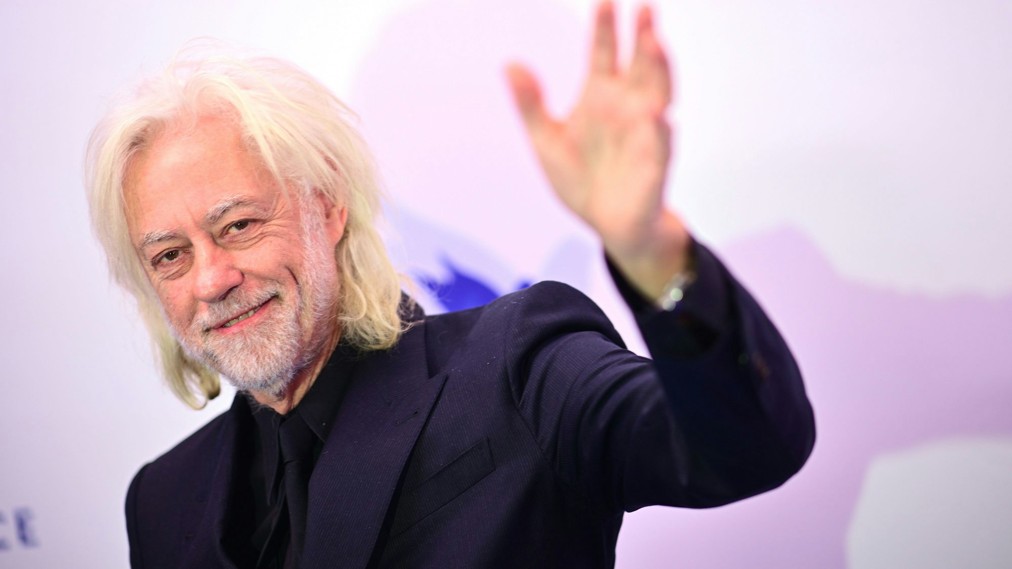 17.02.2025, Berlin: Bob Geldof, Musiker, kommt zur Gala von Cinema for Peace im Hotel «Adlon Kempinski»