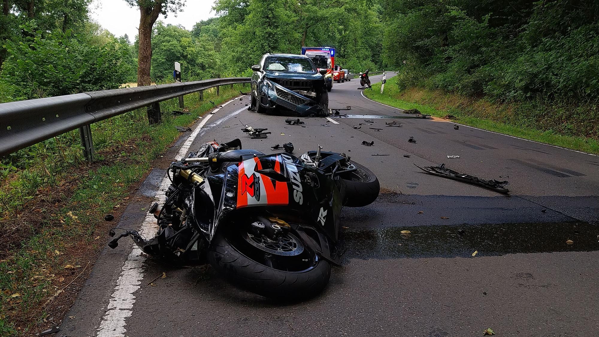 Der 28-jährige Fahrer des Motorrads wurde bei dem Unfall auf der Wahnbachtalstraße in Neunkirchen-Seelscheid lebensgefährlich verletzt.