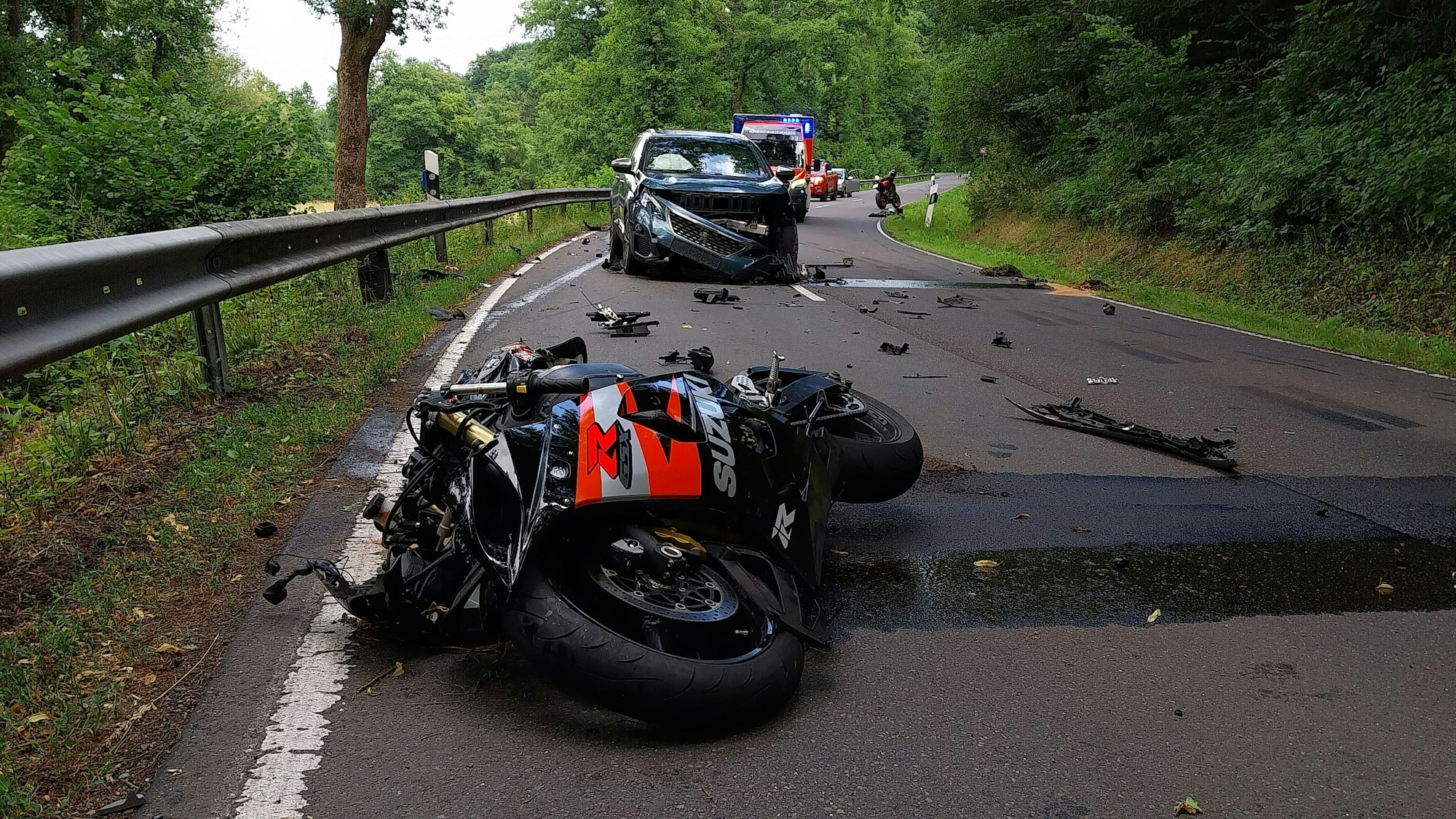 Der 28-jährige Fahrer des Motorrads wurde bei dem Unfall auf der Wahnbachtalstraße in Neunkirchen-Seelscheid lebensgefährlich verletzt.