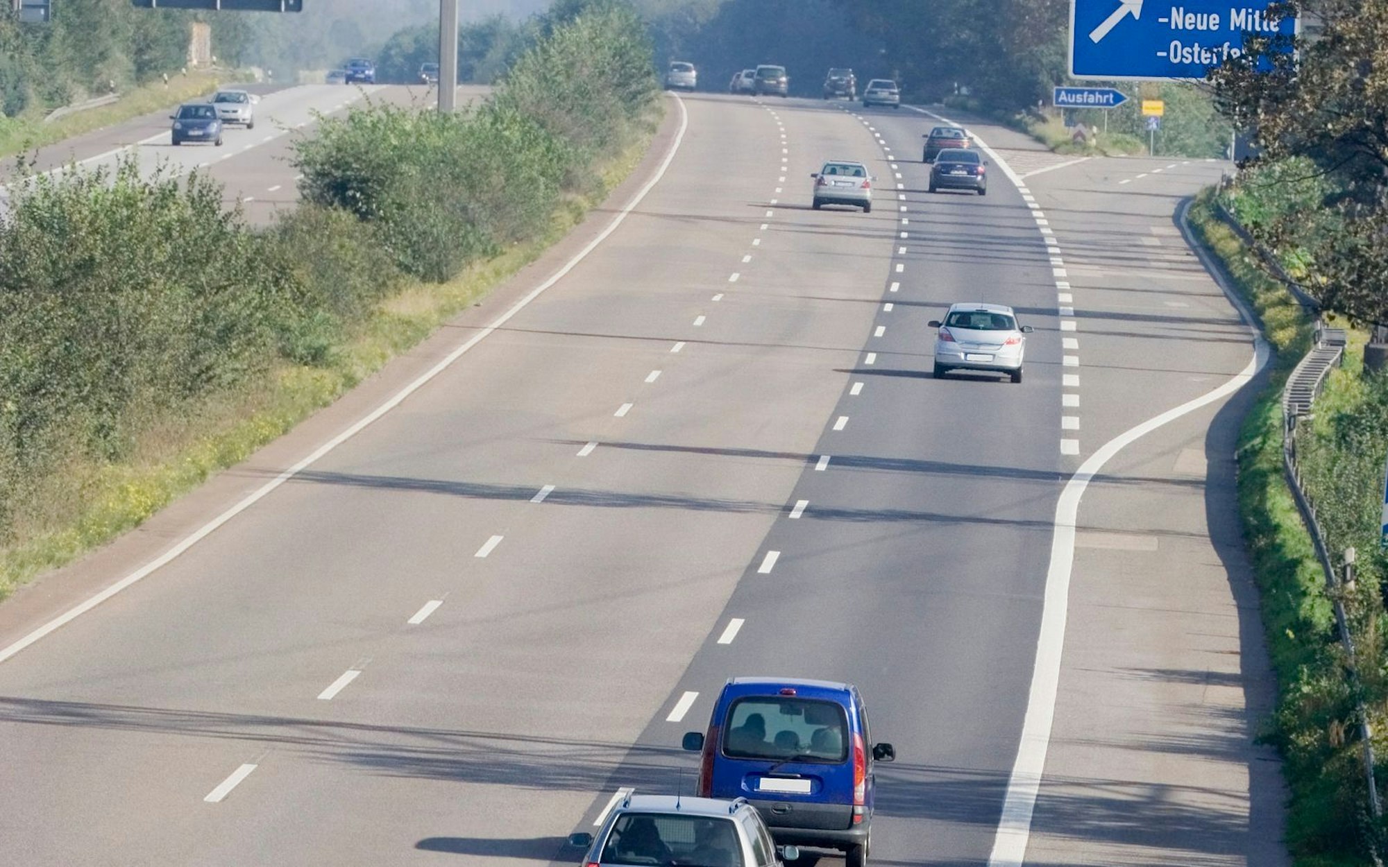 Ein Verhalten, das Staus und zähfließenden Verkehr begünstigt, ist auch das Missachten des Rechtsfahrgebots. Dieses besagt, dass nur zum Überholen die linken Fahrstreifen benutzt werden sollten. Tragen Sie also aktiv zur Stauvermeidung bei und ordnen Sie sich nach Möglichkeit immer wieder nach dem Überholen von langsameren Fahrzeugen rechts ein. Das verbessert den Verkehrsfluss und trägt zur Sicherheit auf den Autobahnen bei.
(Bild: iStock/lilly3)