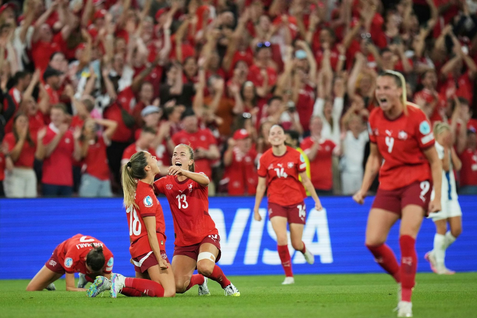 Es ist vollbracht: Die Schweizerinnen stehen im EM-Viertelfinale.