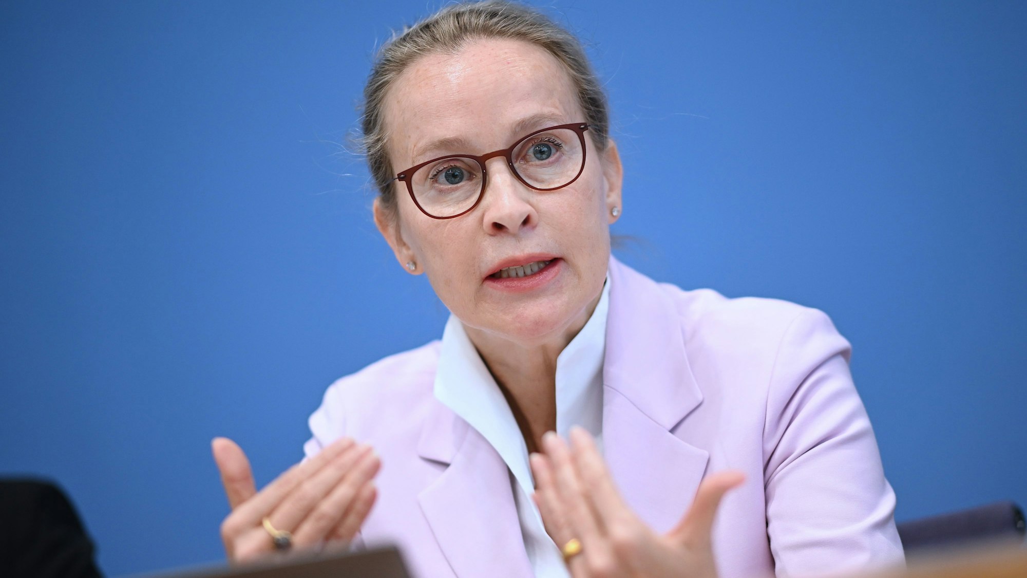 ARCHIV - 15.04.2024, Berlin: Frauke Brosius-Gersdorf, Juristin, stellt den Abschlussbericht der Kommission zur reproduktiven Selbstbestimmung und Fortpflanzungsmedizin vor. (zu dpa: «Wer sind die drei Verfassungsrichter-Kandidaten?») Foto: Britta Pedersen/dpa +++ dpa-Bildfunk +++