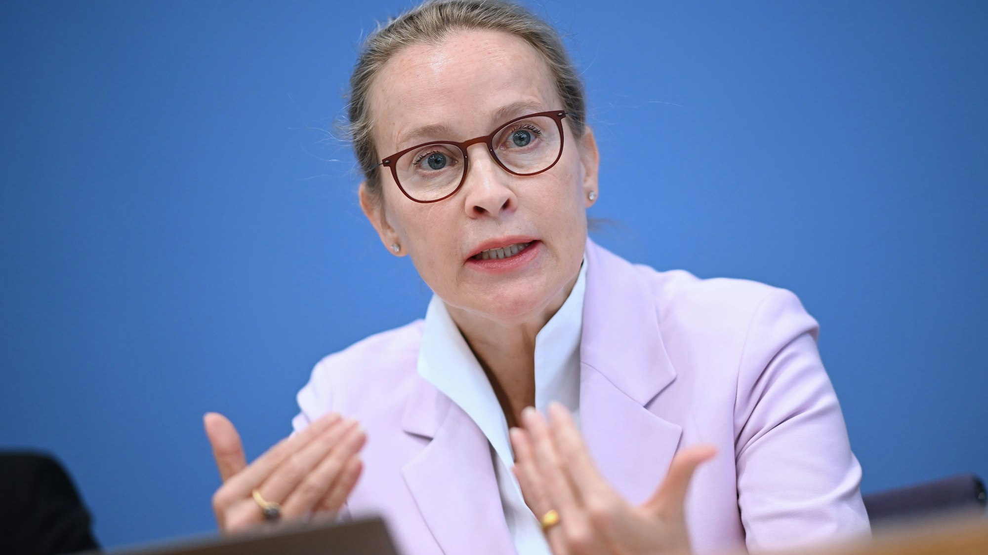 15.04.2024, Berlin: Frauke Brosius-Gersdorf, Juristin, stellt den Abschlussbericht der Kommission zur reproduktiven Selbstbestimmung und Fortpflanzungsmedizin vor. (zu dpa: «Wer sind die drei Verfassungsrichter-Kandidaten?») Foto: Britta Pedersen/dpa +++ dpa-Bildfunk +++