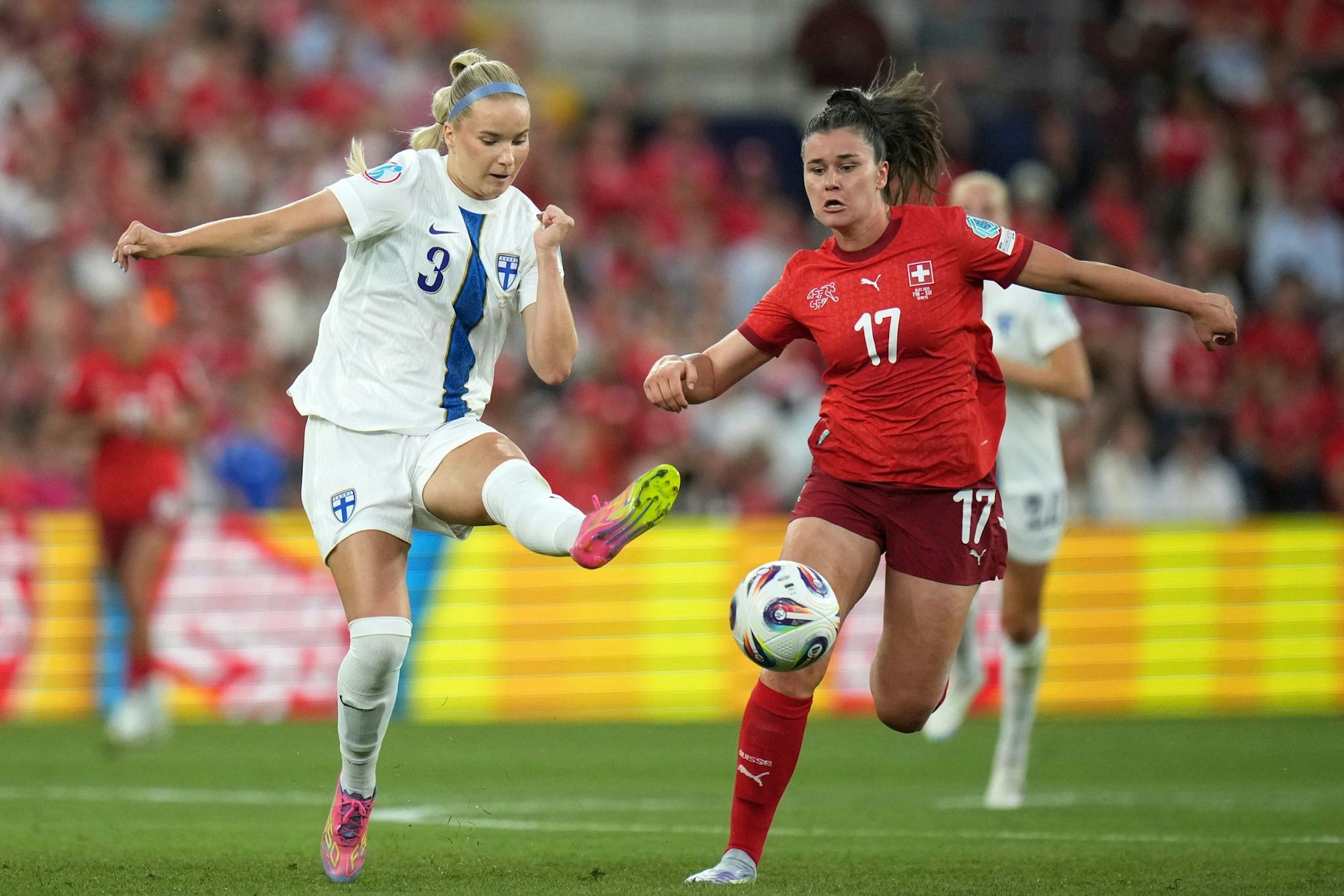 Svenja Fölmli (r) im Duell mit Finnlands Eva Nyström.