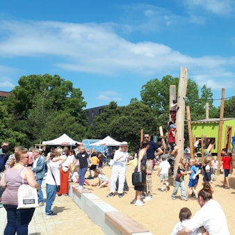 Der neue Spielplatz im Johannes-Giesberts-Park ist spektakulär und abwechslungsreich. Zur offiziellen Eröffnung war sehr viel los.