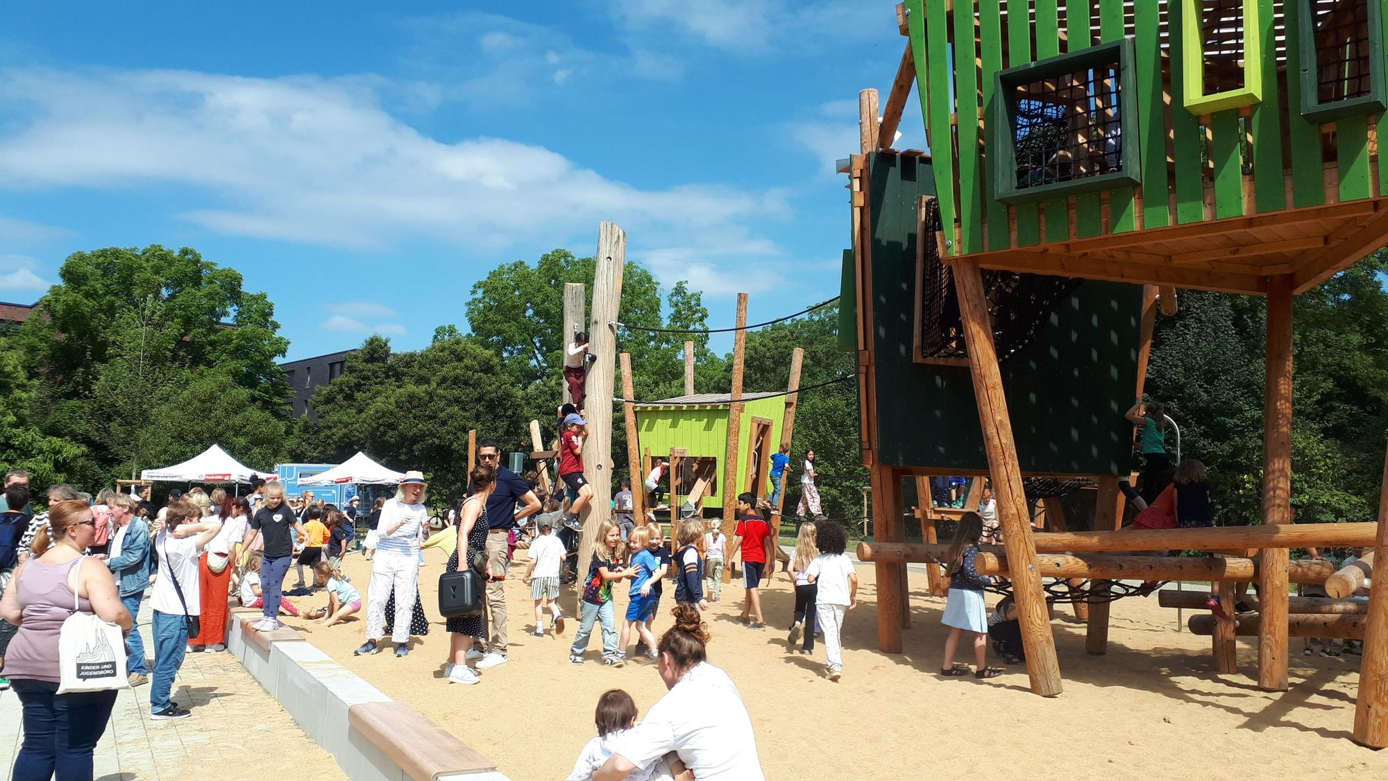 Der neue Spielplatz im Johannes-Giesberts-Park ist spektakulär und abwechslungsreich. Zur offiziellen Eröffnung war sehr viel los.