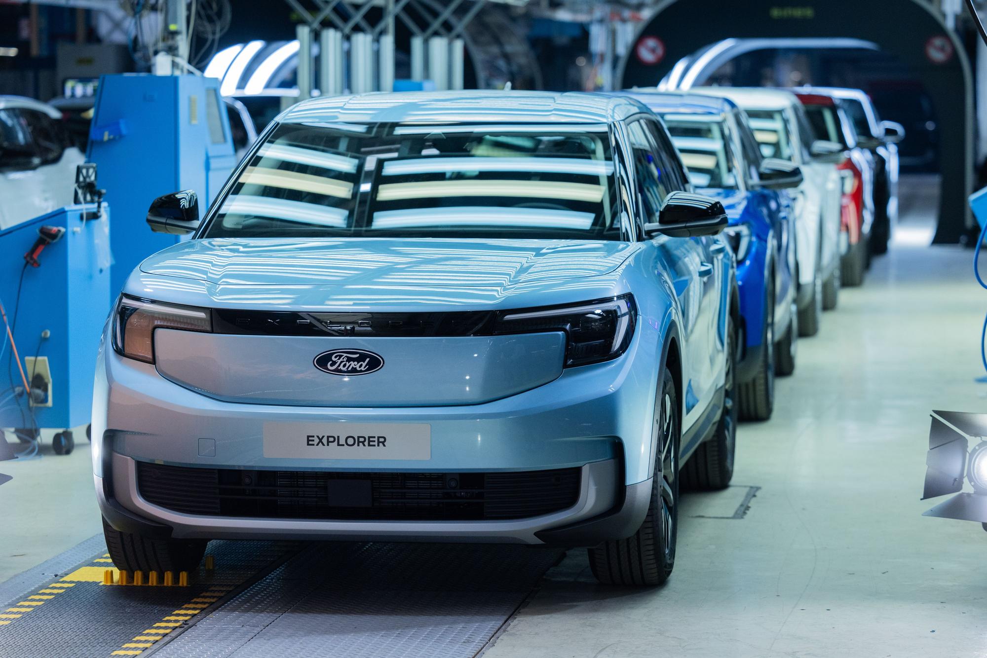 Elektroautos vom Typ Explorer in der Kölner Fertigungsstraße.
