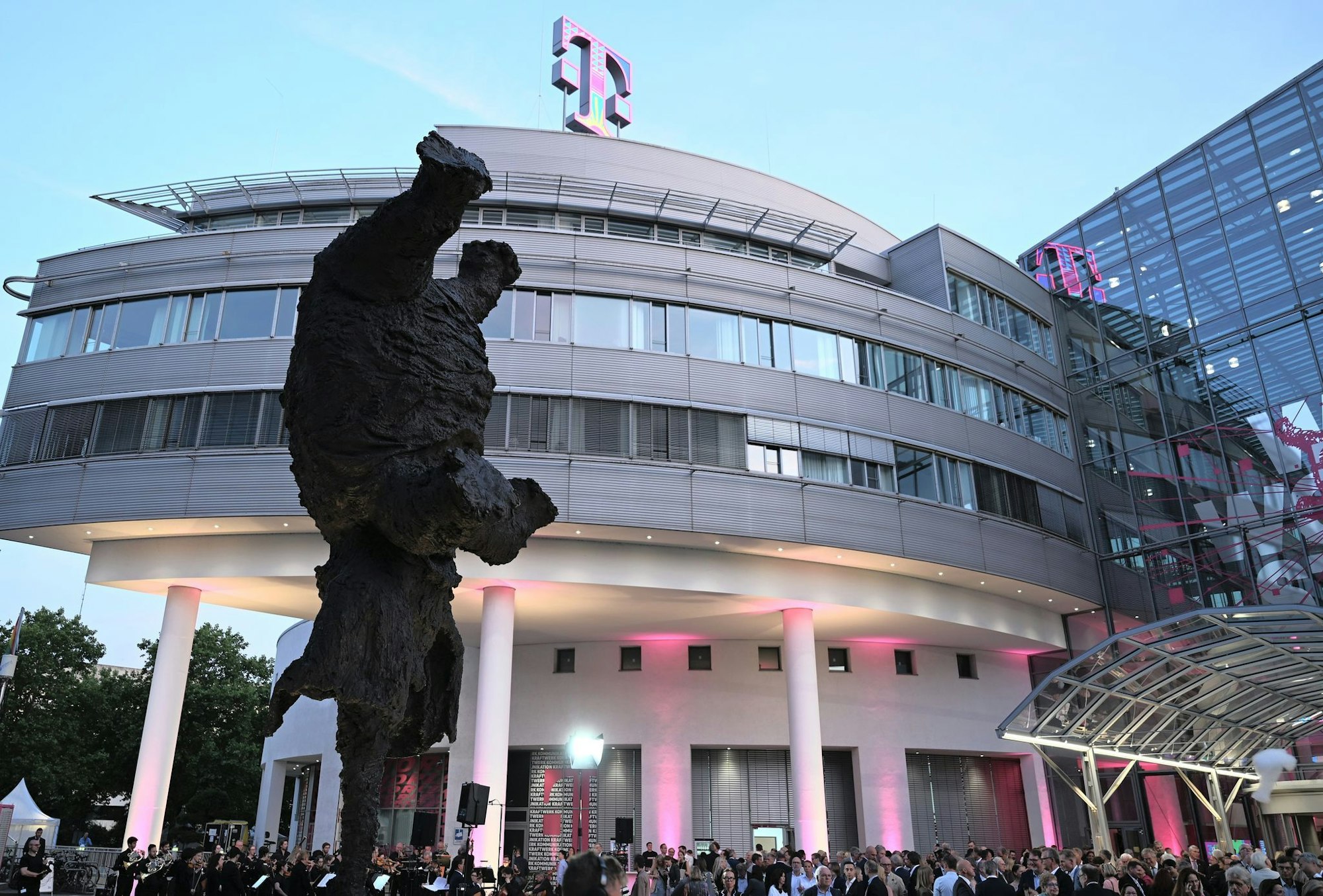 Der "Gran elefant dret" vor der Telekom-Konzernzentrale.