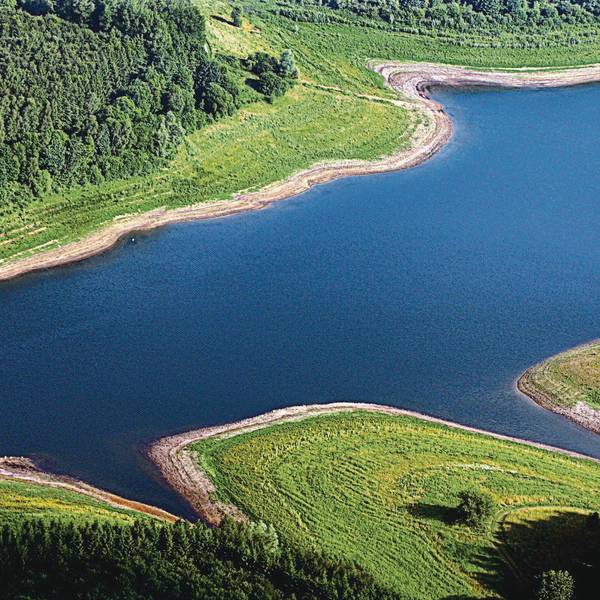 Die Große Dhünn-Talsperre bei Wermelskirchen aus der Luft gesehen.
