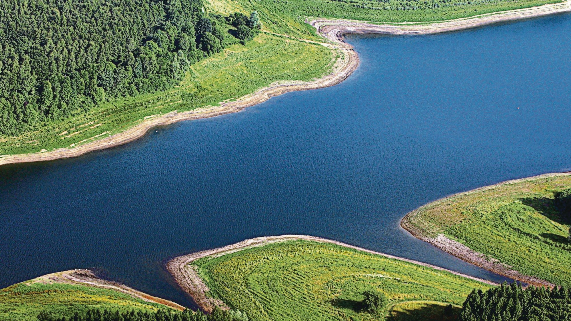 Die Große Dhünn-Talsperre bei Wermelskirchen aus der Luft gesehen.