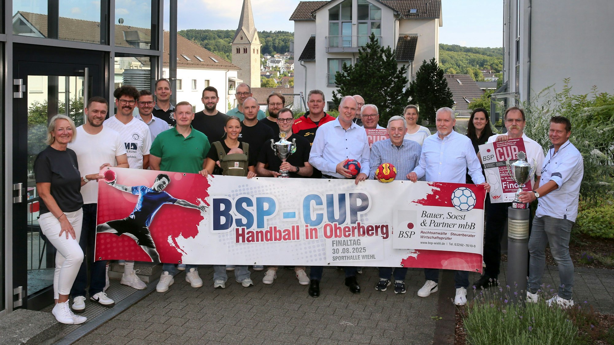 Vereinsvertreter und Verantwortliche des BSP-Cup 2025 haben sich vor der Kanzlei Bauer, Soest und Partner versammelt.