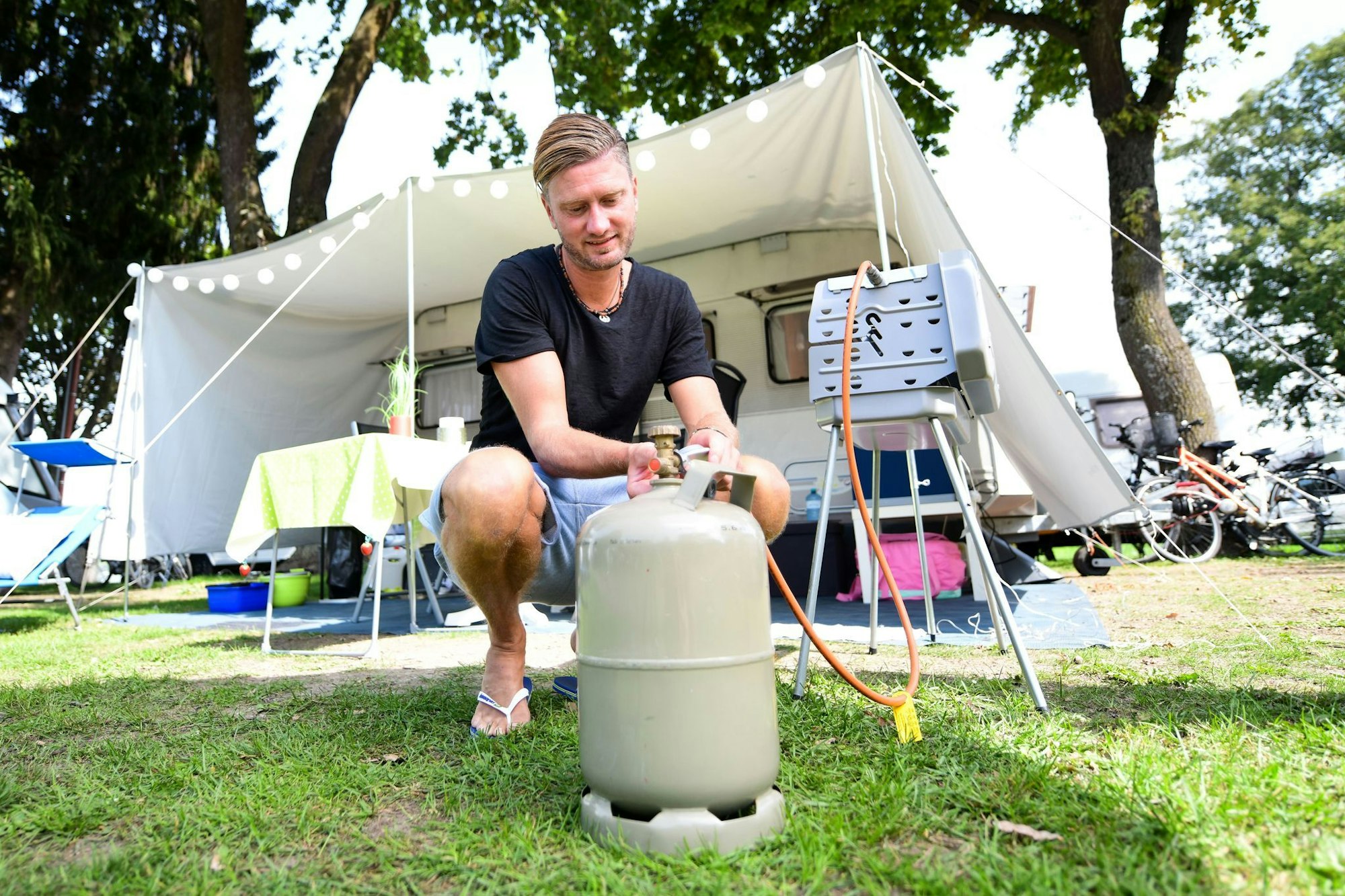 Entspanntes BBQ: Dank verschiedener Sicherheitsfeatures kann man Gasflaschen auch bei sommerlichen Temperaturen problemlos nutzen.