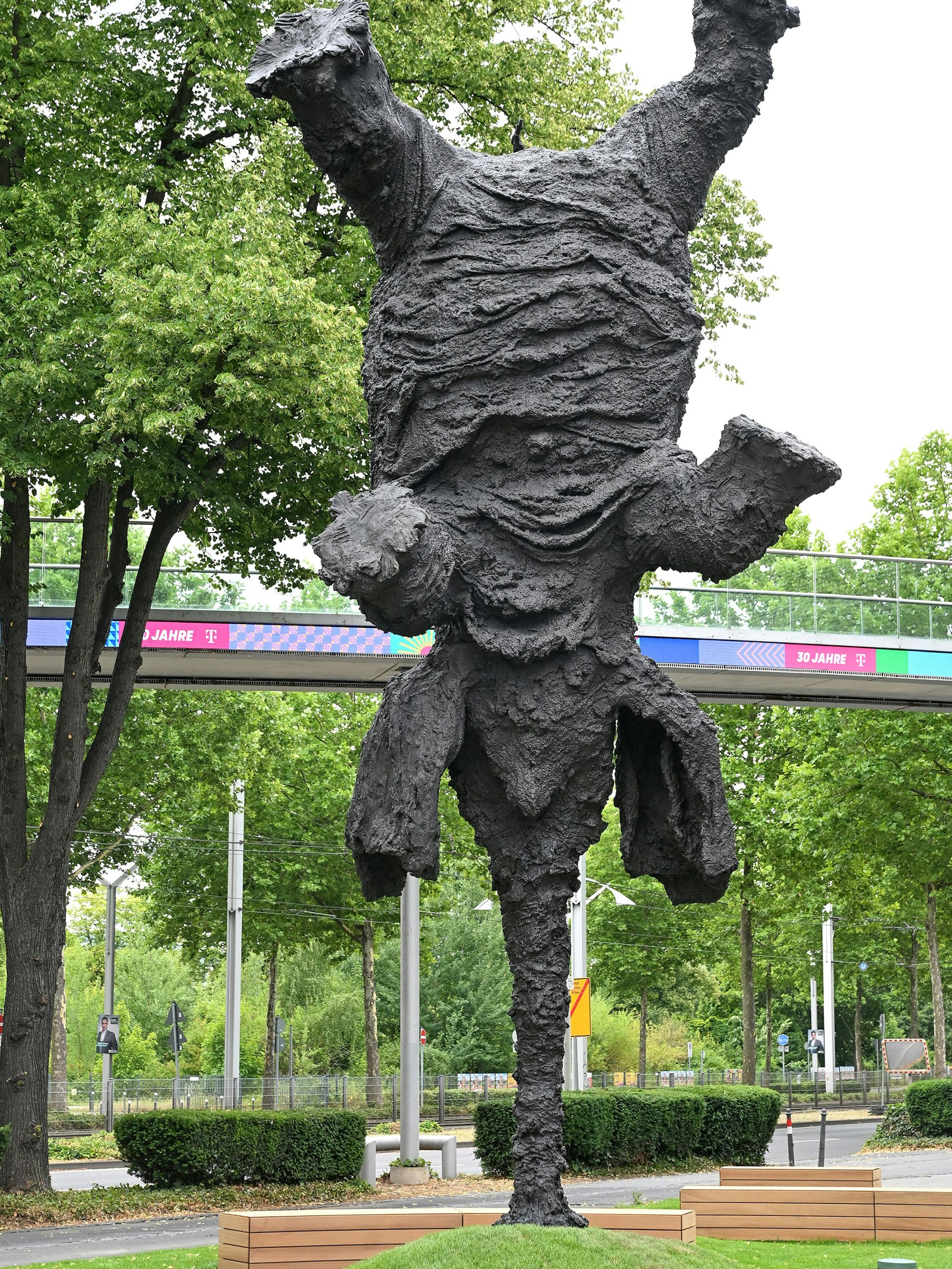 Der Elefant und sein Balanceakt auf dem Rüssel vor der Telekom in Bonn.