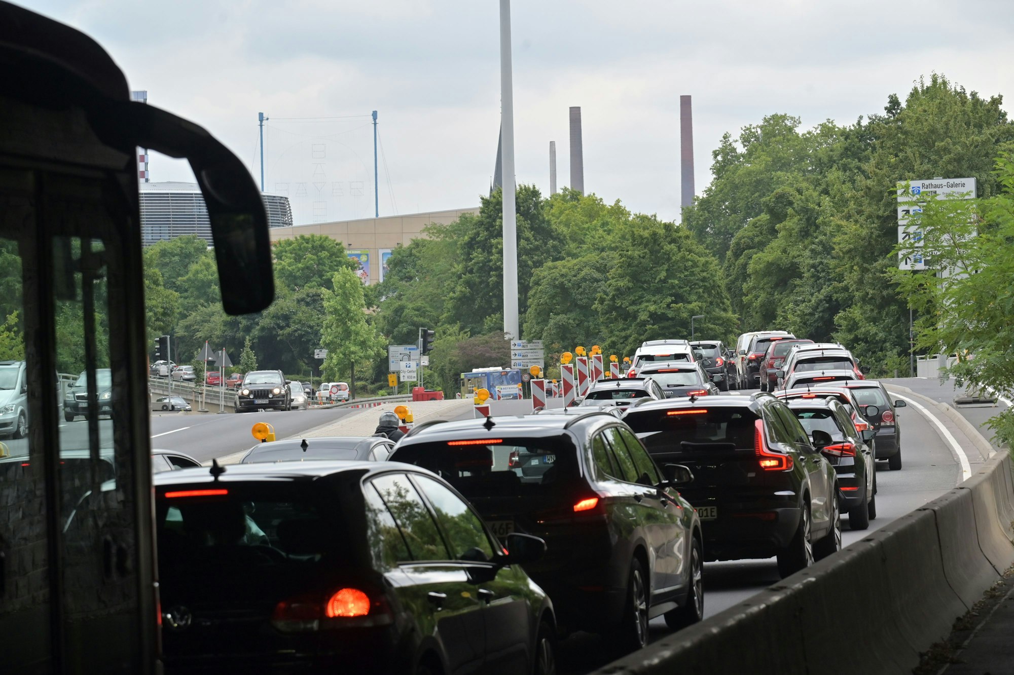 Am ersten Tag der Sperrung wurde die Ashaltdecke des Europarings abgehobelt. Die Autos stauten sich. Bild: Ralf Krieger
