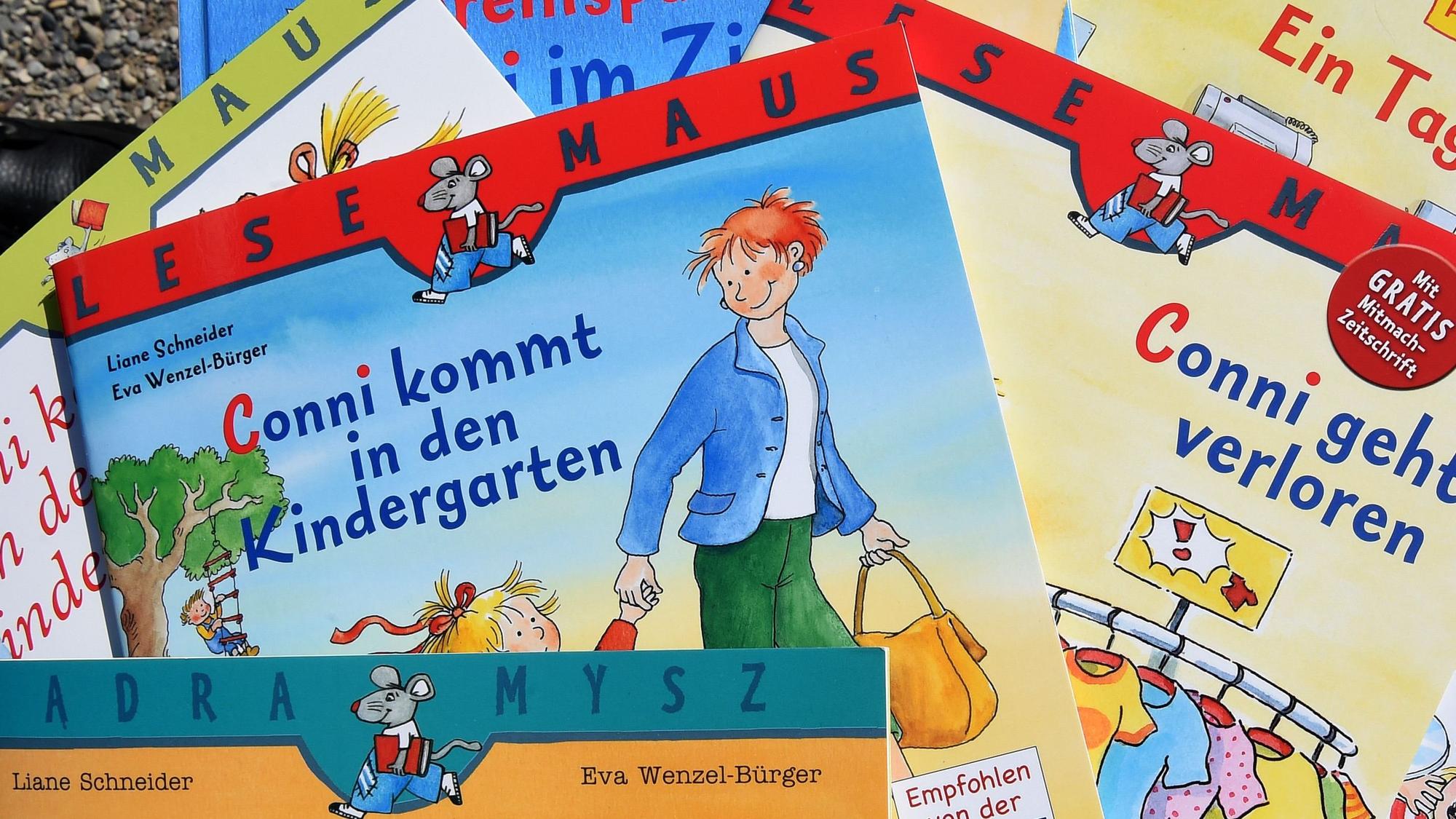 Conni-Bücher werden am 16.08.2016 in Hannover (Niedersachsen) in Hannover präsentiert. Das Mädchen Conni mit der Schleife im Haar ist eine der bekanntesten deutschen Kinderbuchfiguren. Mehr als 25 Millionen Conni-Bücher sind nach Angaben des Verlags seit 1992 verkauft worden. Foto: Holger Hollemann/dpa (zu dpa "Conni-Erfinderin meidet das Rampenlicht" vom 17.08.2016) +++(c) dpa - Bildfunk+++