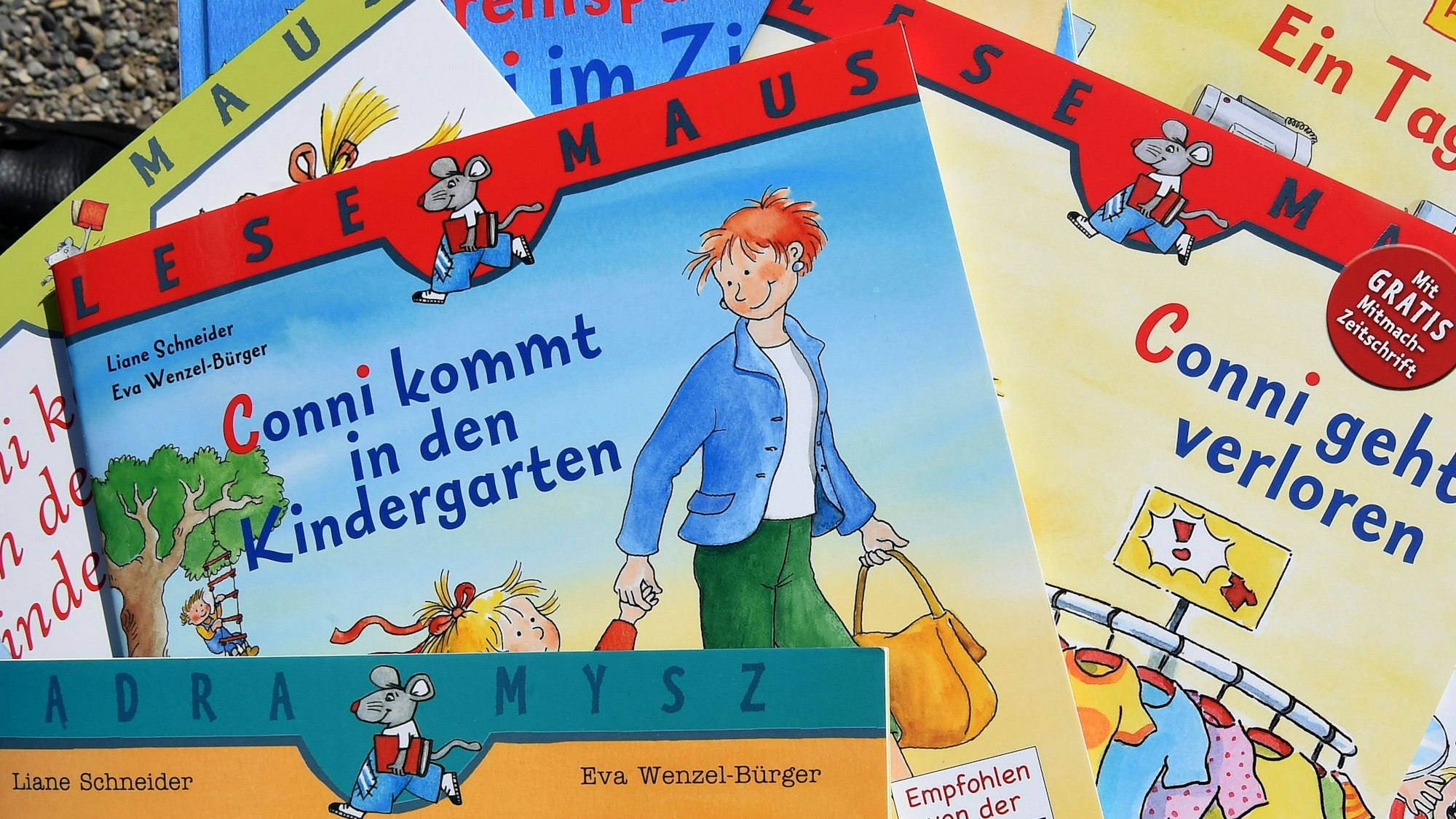 Conni-Bücher werden am 16.08.2016 in Hannover (Niedersachsen) in Hannover präsentiert. Das Mädchen Conni mit der Schleife im Haar ist eine der bekanntesten deutschen Kinderbuchfiguren. Mehr als 25 Millionen Conni-Bücher sind nach Angaben des Verlags seit 1992 verkauft worden. Foto: Holger Hollemann/dpa (zu dpa "Conni-Erfinderin meidet das Rampenlicht" vom 17.08.2016) +++(c) dpa - Bildfunk+++