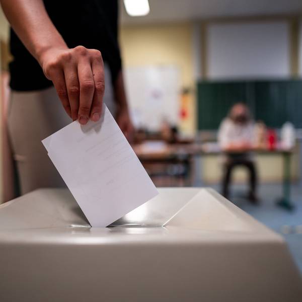 Archiv: Eine Frau wirft einen Wahlzettel in eine Wahlurne in der Marien-Schule in Düsseldorf.