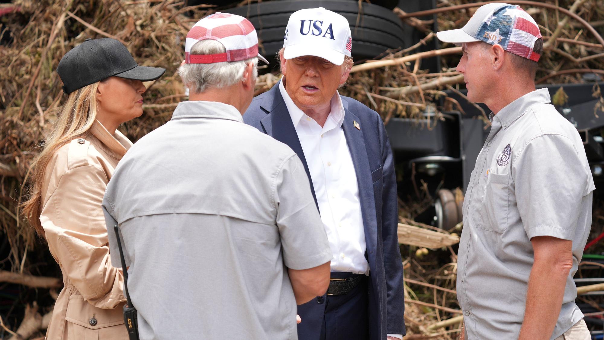 First Lady Melania Trump und US-Präsident Donald Trump begrüßen Ersthelfer, während sie die Flutschäden in Kerrville, Texas, am Freitag betrachten.