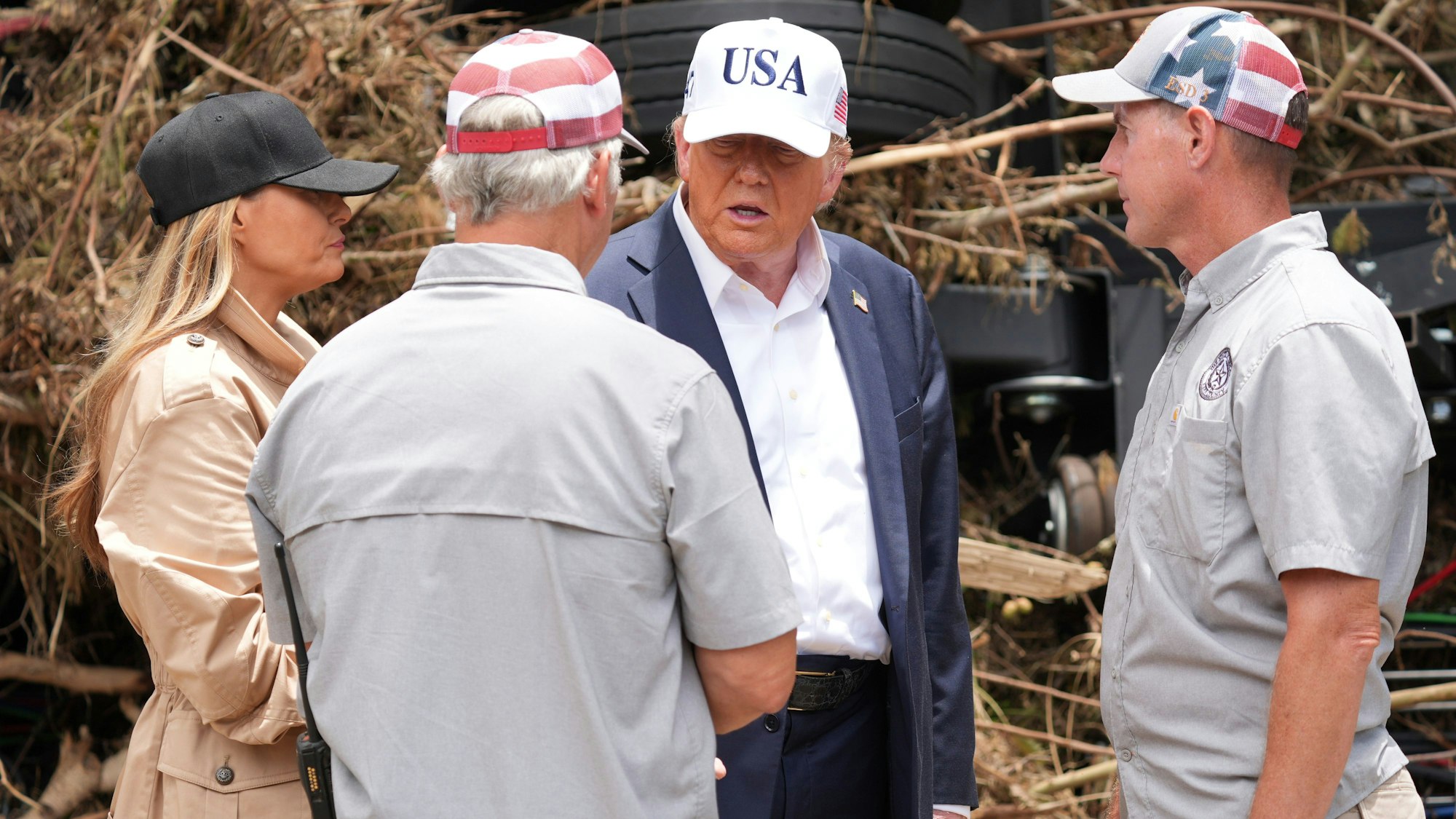 First Lady Melania Trump und US-Präsident Donald Trump begrüßen Ersthelfer, während sie die Flutschäden in Kerrville, Texas, am Freitag betrachten.