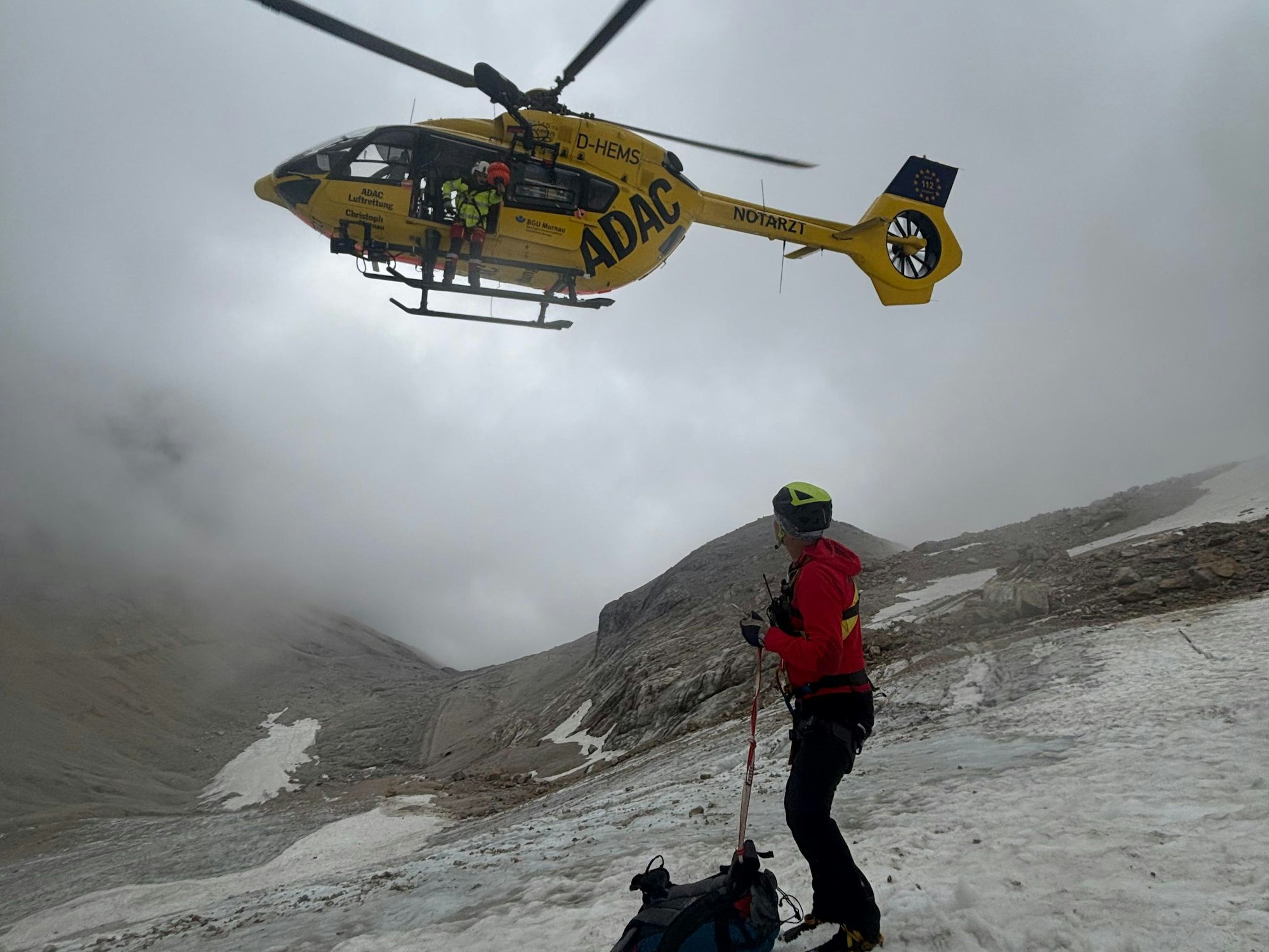Die Bergwacht Grainau rettet einen Mann am Höllentalferner im Zugspitzgebiet aus einer Gletscherspalte.