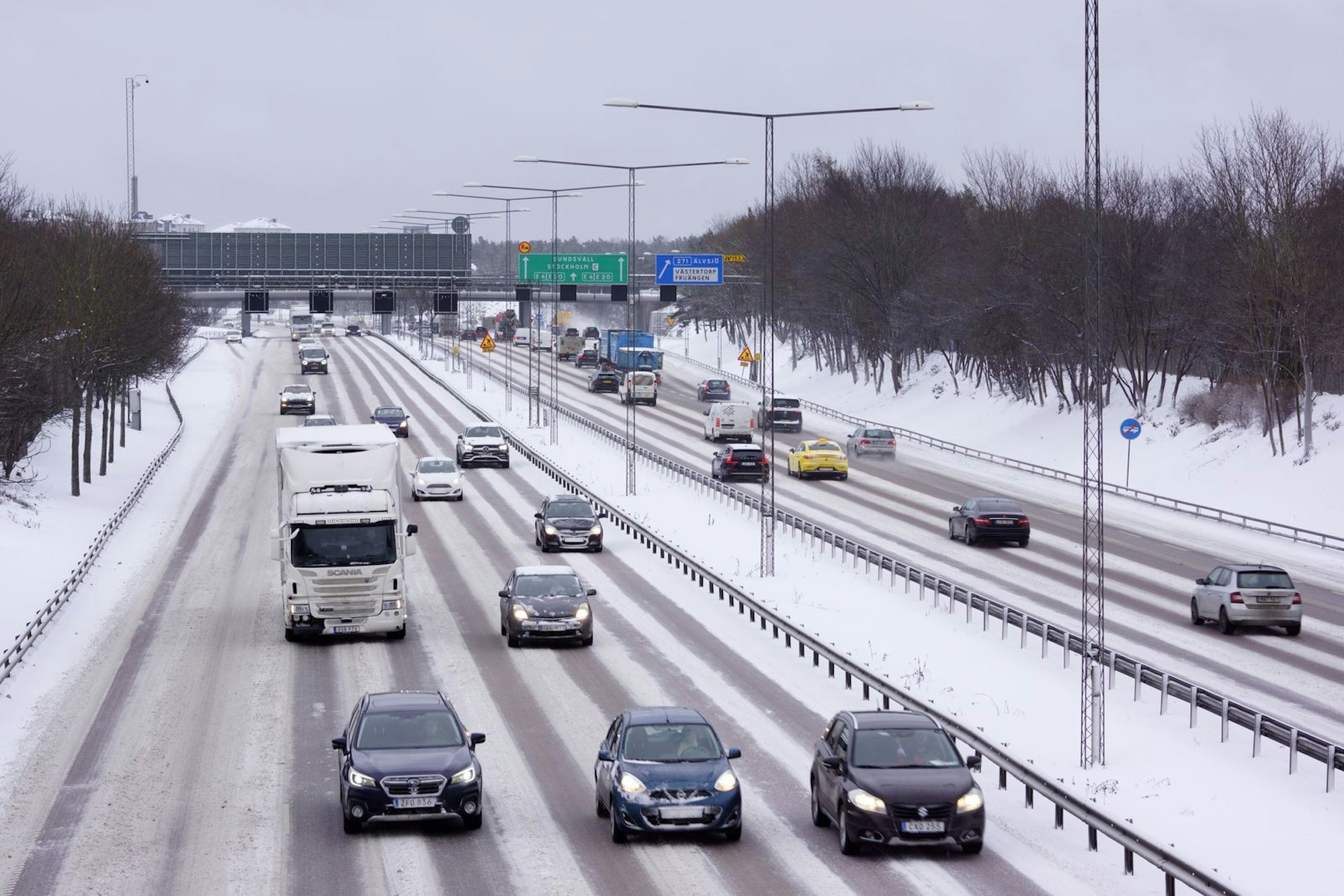 Bei extremen Wetterlagen sind Staus vorprogrammiert. Heftiger Regen sorgt oft kurzzeitig für einen verlangsamten Verkehrsfluss. Schnee oder Glatteis hingegen kann den Verkehr länger lahmlegen und für Unfälle sorgen. Sind also Glatteis, starker Schneefall oder gar Eisregen angekündigt, so sollten Sie Ihre Fahrt idealerweise auf einen anderen Tag verschieben und so nicht nur das Risiko eines Staus, sondern auch das Risiko eines Unfalls zu minimieren.
(Bild: iStock/a40757)