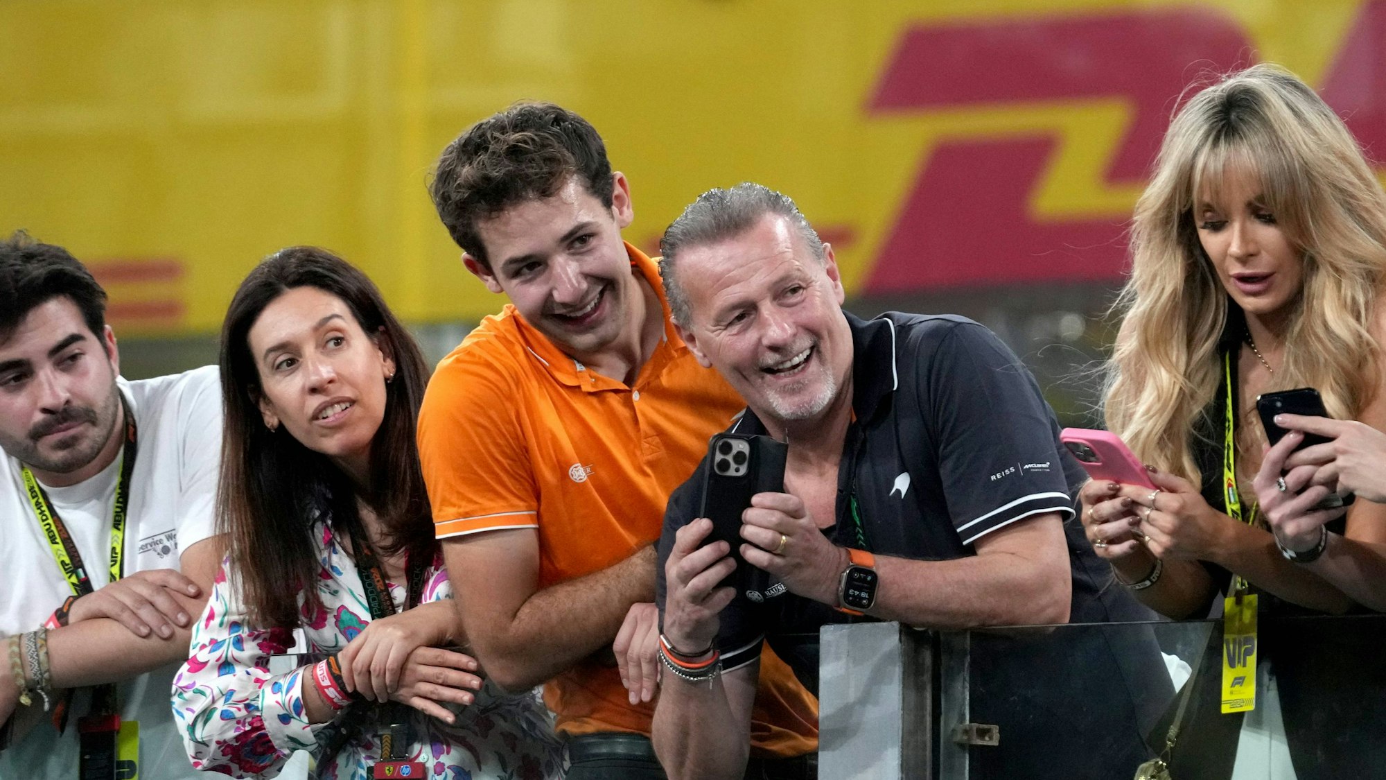 Tom und Karlheinz Hauser bei einem Formel-1-Rennen.