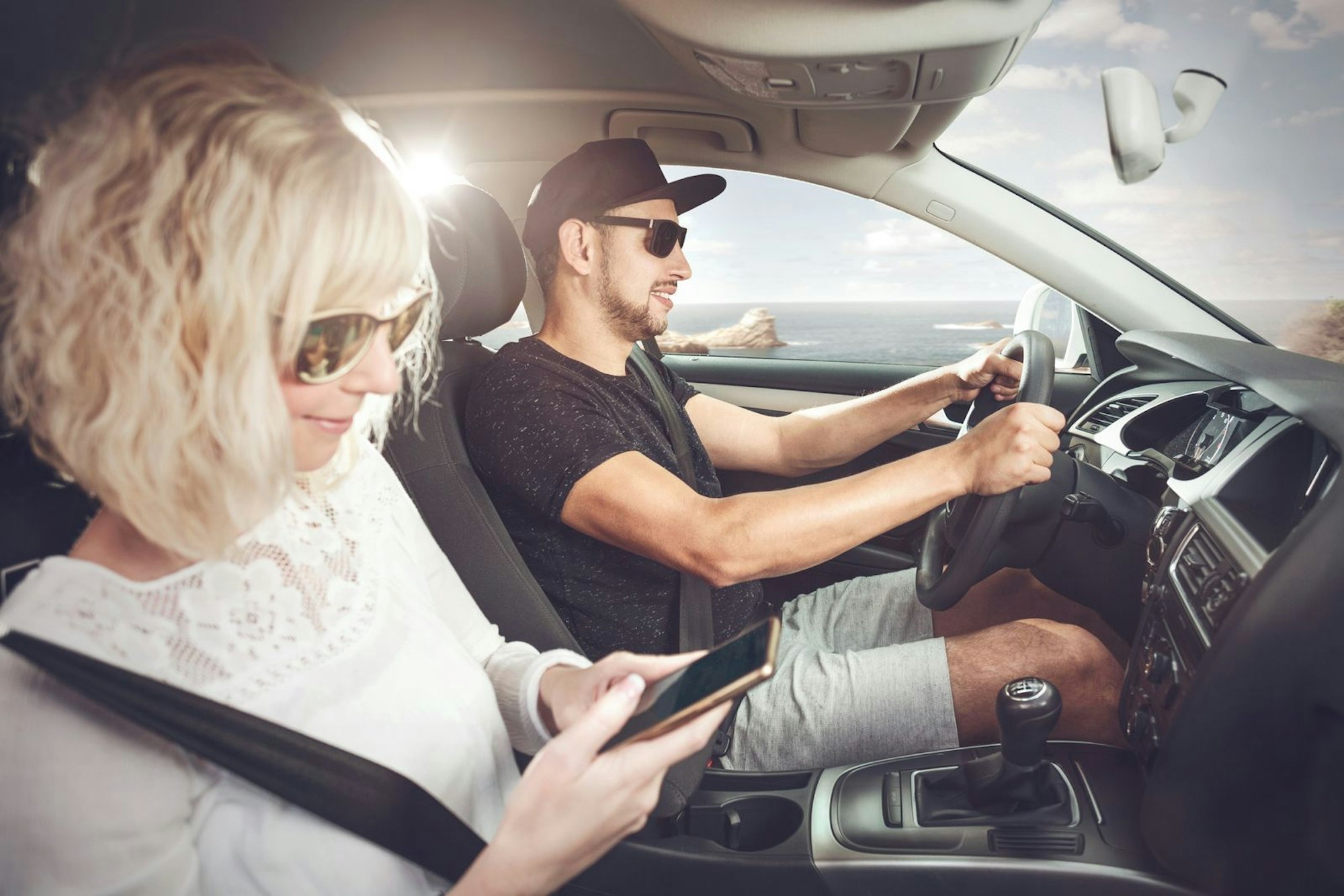 Ein Beifahrer mit Handy ist viel wert bei der Navigation auf verkehrsreichen Strecken. Der Fahrer kann sich dann ganz auf die Straße konzentrieren, während der Beifahrer die schnellste Route heraussucht, wenn aufgrund von Staus spontan umgeplant werden muss. Wer während des Fahrens selbst allzu viel am Handy herumtippt, setzt sich und andere Verkehrsteilnehmer einem hohen Risiko aus.
(Bild: iStock/photoschmidt)