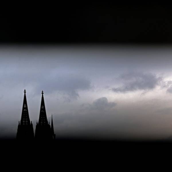 Durch ein Geländer sind die Spitzen des Domes zu sehen. (Symbolbild)