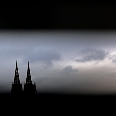 Durch ein Geländer sind die Spitzen des Domes zu sehen. (Symbolbild)