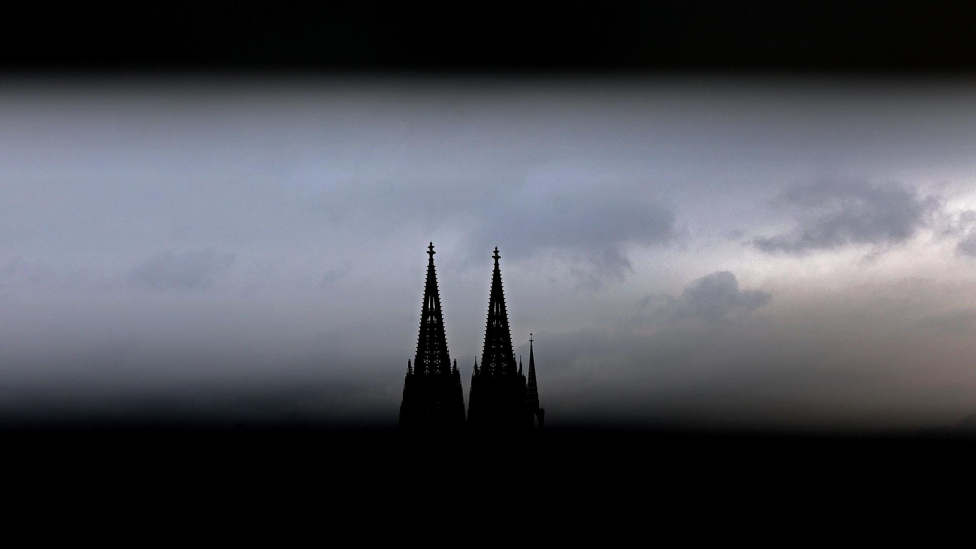 Durch ein Geländer sind die Spitzen des Domes zu sehen. (Symbolbild)