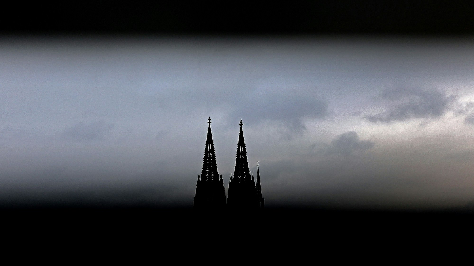 Durch ein Geländer sind die Spitzen des Domes zu sehen. (Symbolbild)