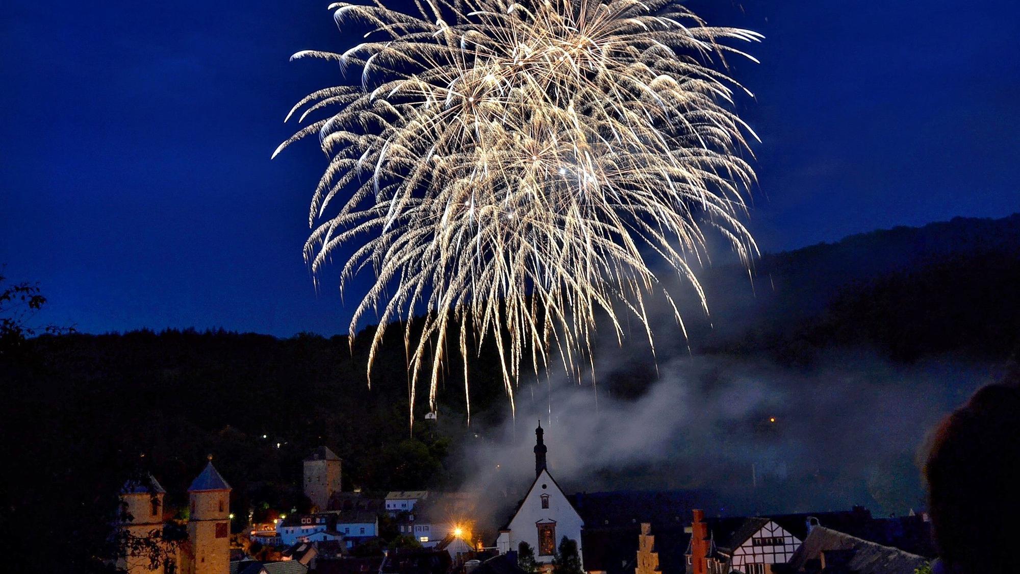 Feuerwerk über der Altstadt von Bad Münstereifel.