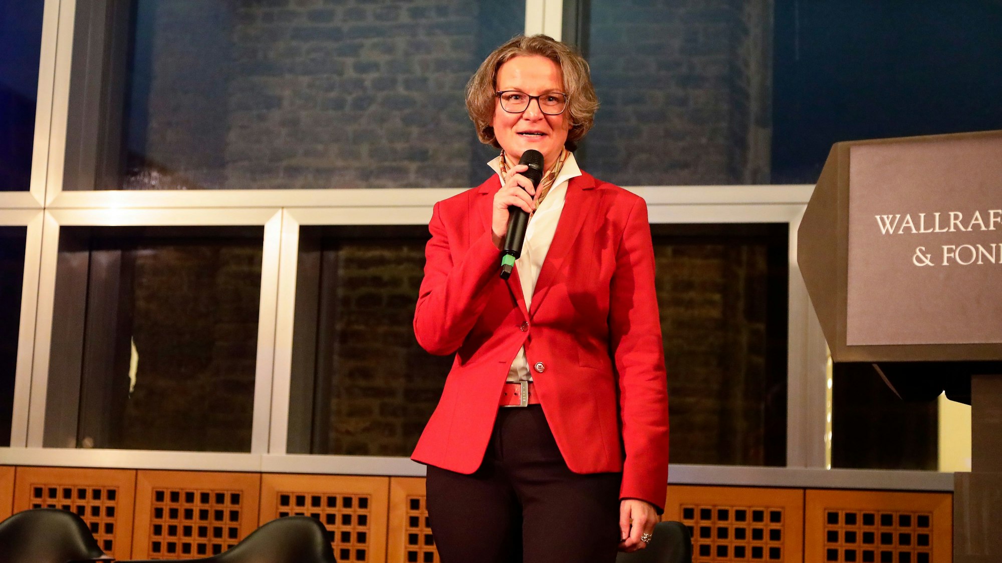 Ina Scharrenbach bei einer Podiumsdiskussion in Köln.